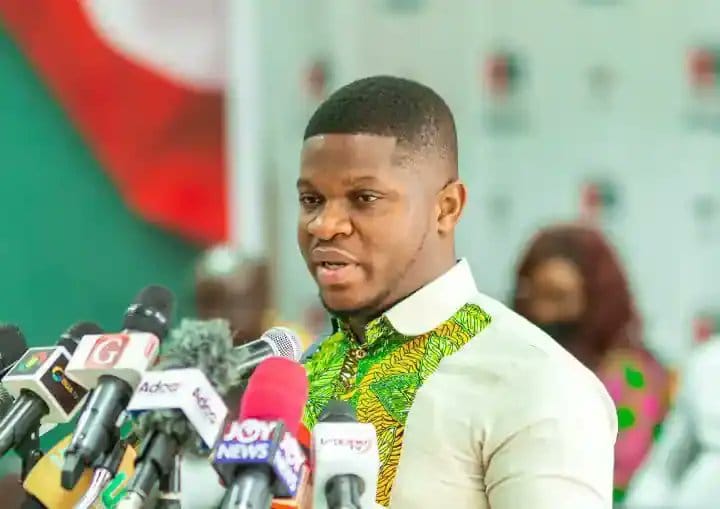 The Chief Executive Officer of the Ghana Gold Board (Goldbod), Sammy Gyamfi has challenged former NPP presidential candidate Dr. Mahamudu Bawumia to clarify which party, the NPP or NDC, had better policies in terms of stabilizing the cedi.