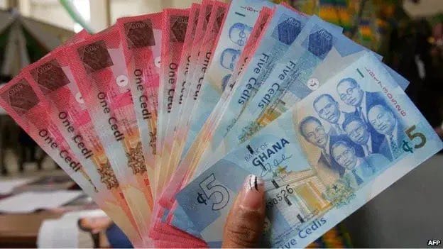 Emmanuel Appiah Boateng has garnered praise from Ghanaians following his commendable act of integrity in returning a substantial sum of Ghs4,000 discovered at Fidelity Bank Ghana, Oyarifa Branch, in a video which has since gone viral.